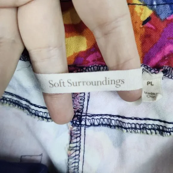 SOFT SURROUNDINGS Super Stretch Big Roses Floral Pull On Capris Pants Petite L - Picture 7 of 14